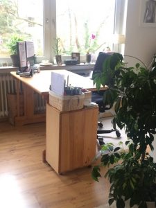 Nachherfoto von dem Schreibtisch im Homeoffice am Fenster